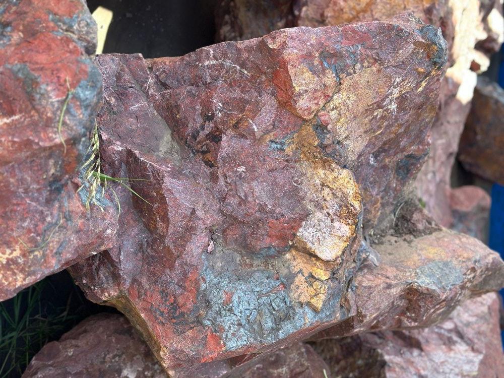 Камни для ландшафтного дизайна красно-фиолетовые 10-60 килограмм купить в Чистополе