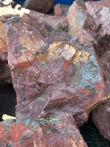 Камни для ландшафтного дизайна красно-фиолетовые 10-60 килограмм купить в Чистополе