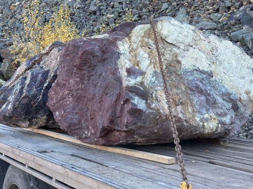 Огромные красно-фиолетовые валуны для ландшафтного дизайна весом более 5 тонн купить в Чистополе