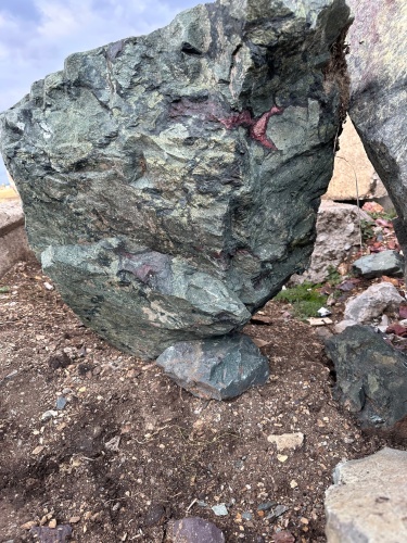 Гигантские зелёные валуны для ландшафтного дизайна весом более 5 тонн купить в Чистополе