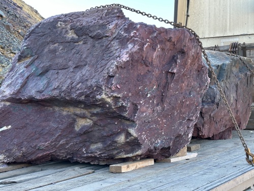 Огромные красно-фиолетовые валуны для ландшафтного дизайна весом более 5 тонн купить в Чистополе