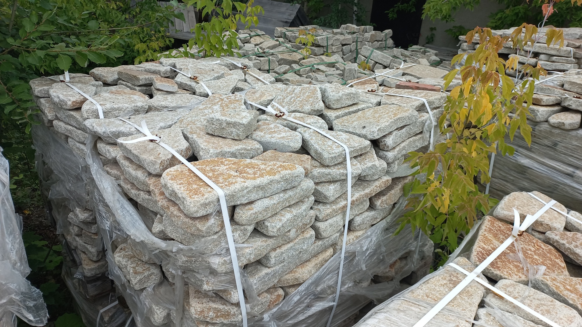 Плитняк галтованный гранитный для ландшафтного дизайна купить в Чистополе