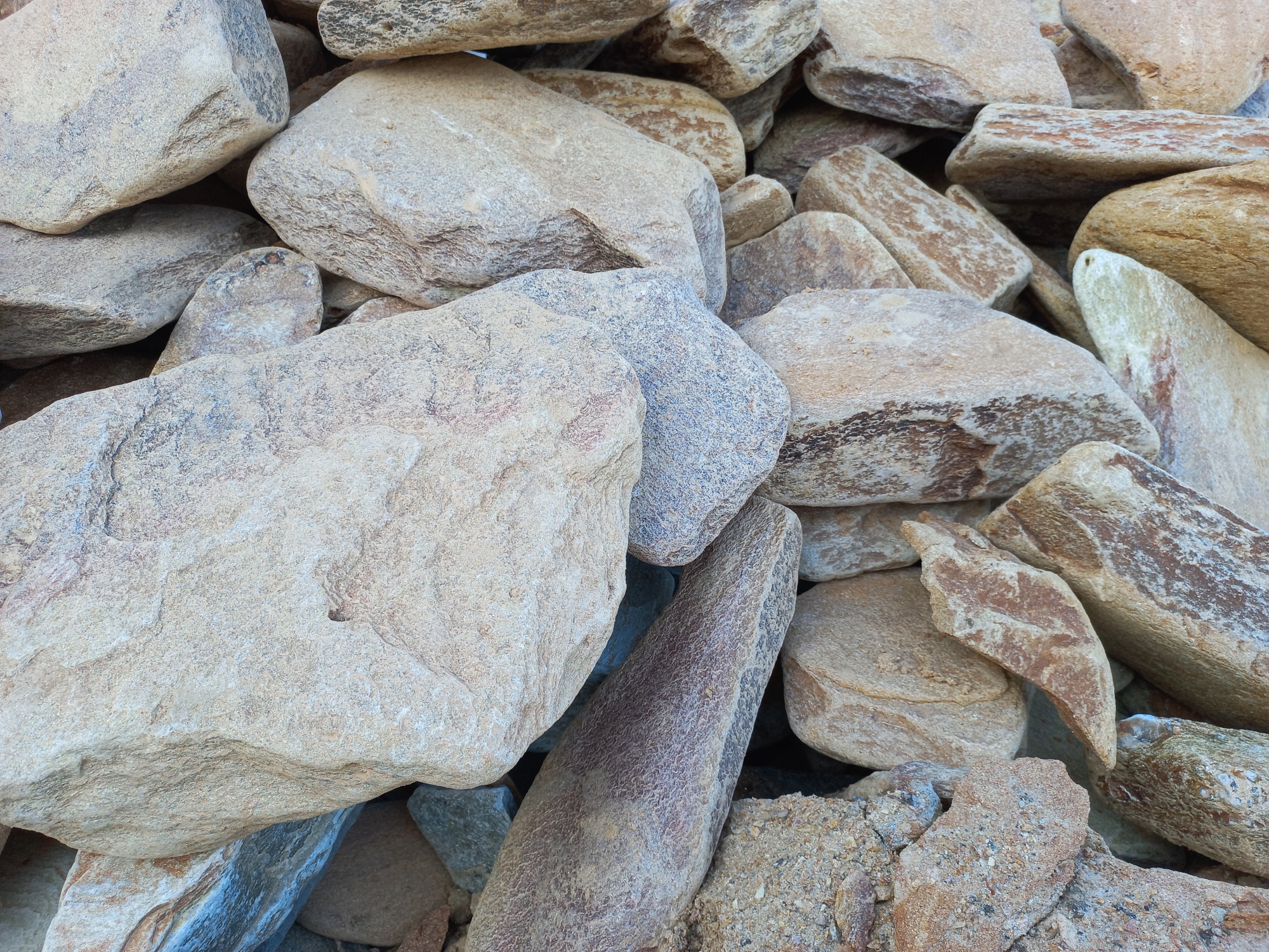 Златолит жёлтый, жёлто-зелёный глыбки и валуны для ланшафтного дизайна купить в Чистополе